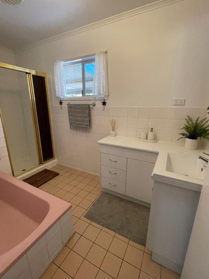 Pet Friendly Cottage In Torquay - Hervey Bay 430M Or 5 Min Walk To Dog Friendly Shelly Beach Exterior photo